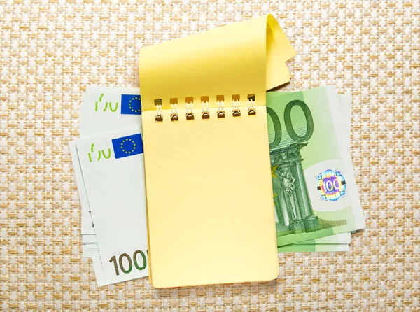 Εκατό ευρώ τραπεζογραμμάτια και κίτρινο σημειωματάριο (Notepad) — Φωτογραφία Αρχείου