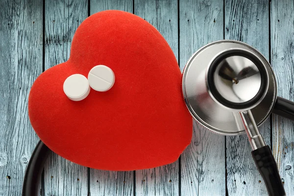 Kırmızı kalp, stetoskop ve hap — Stok fotoğraf