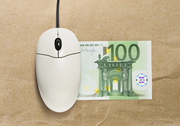 Computer muis en honderd euro biljet — Stockfoto