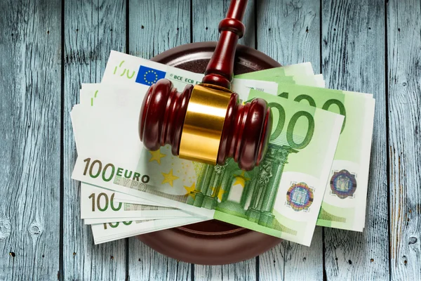 Judge's hamer en honderd euro bankbiljetten — Stockfoto