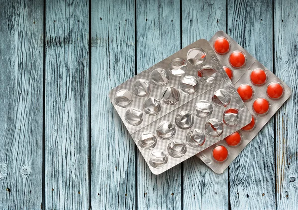 Opakowanie czerwonych tabletek — Zdjęcie stockowe