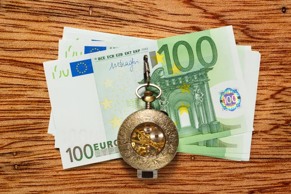 Eurobankbiljetten en vintage pocket watch — Stockfoto