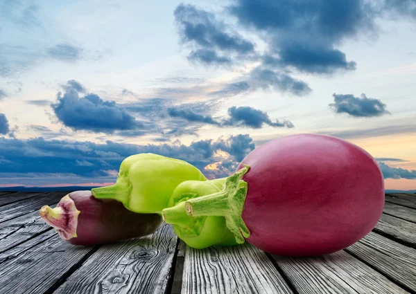 Paprika paprika och färska äggplantor — Stockfoto