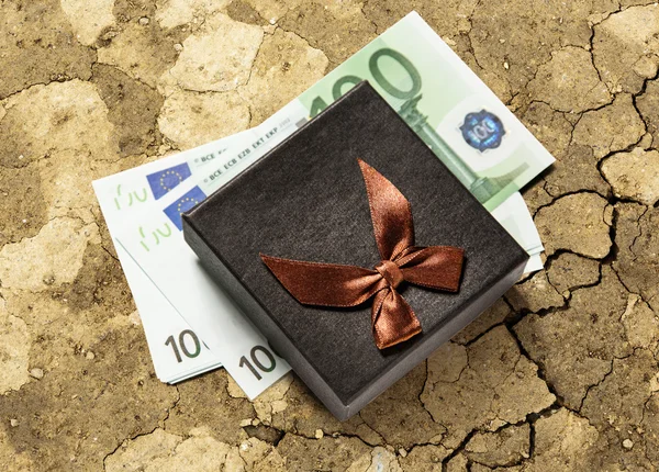 Scatola regalo con banconote in euro — Foto Stock