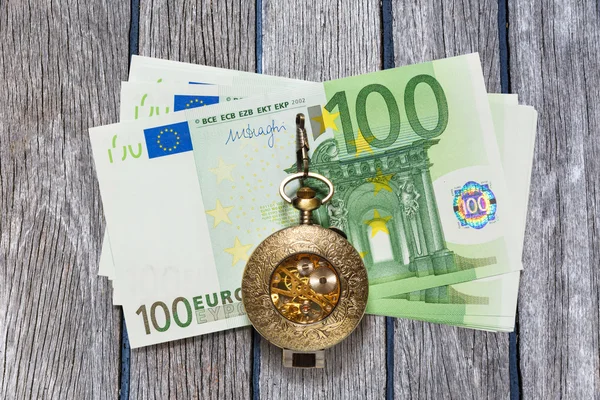 Eurobankbiljetten en vintage pocket watch — Stockfoto