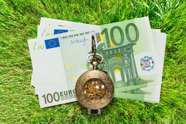 Euro-Banknoten und alte Taschenuhren — Stockfoto