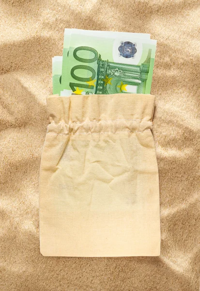 Τραπεζογραμμάτια ευρώ εκατό σε λινό τσουβάλι — Φωτογραφία Αρχείου