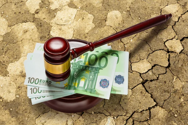 Judge's gavel and one hundred euro banknotes — Stock Photo, Image