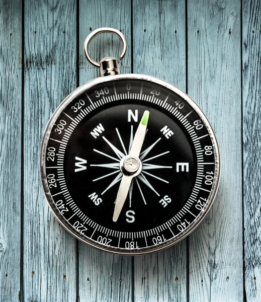 Schwarzer Kompass auf Holztisch — Stockfoto