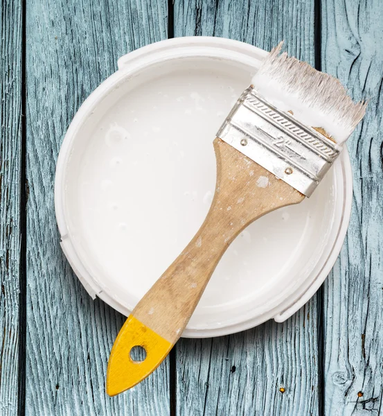 Open can of white paint with brush — Stock Photo, Image