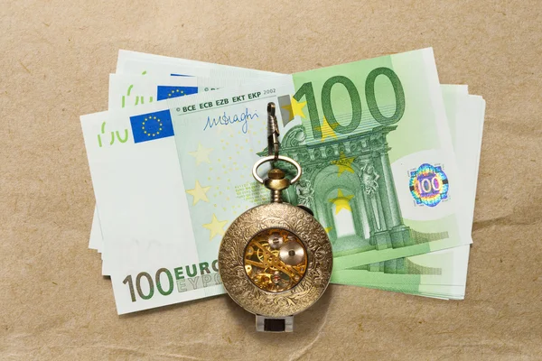 Eurobankbiljetten en vintage pocket watch — Stockfoto