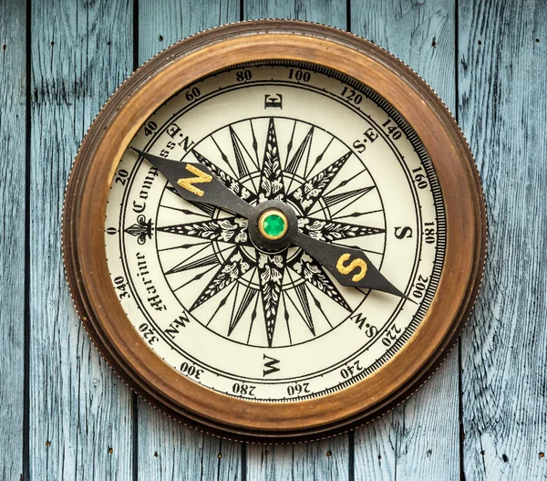老式木制的桌子上的指南针 — 图库照片