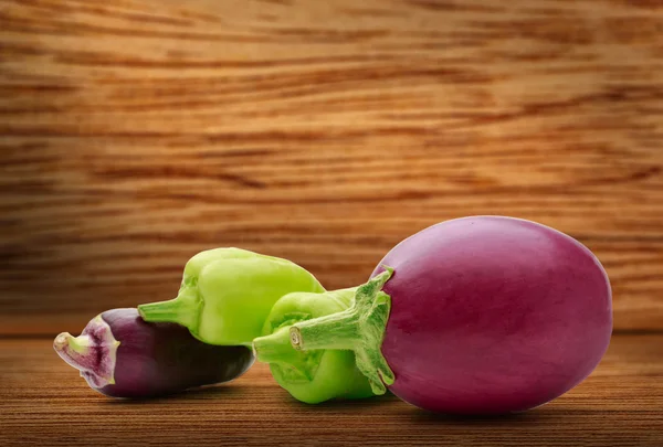 Pimentos e beringelas frescas — Fotografia de Stock