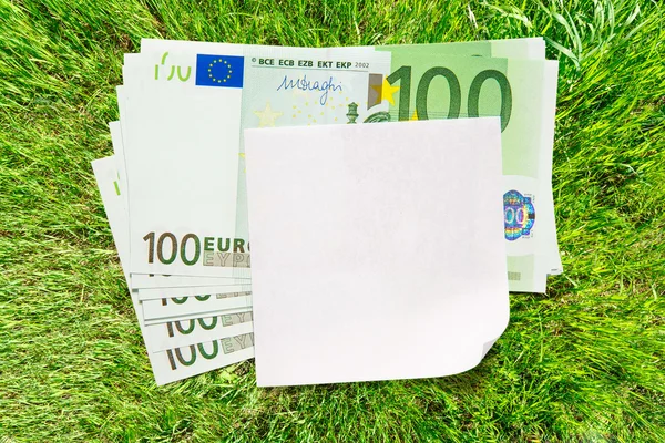 Billetes en euros y papel en blanco —  Fotos de Stock