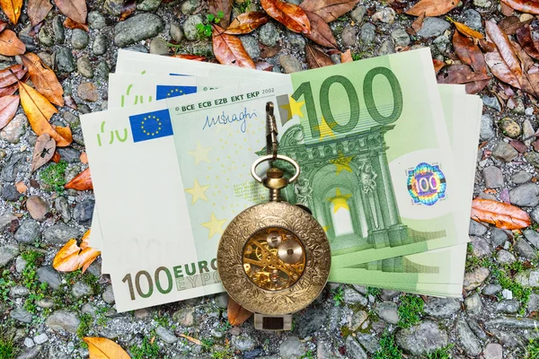 Euro-Banknoten und alte Taschenuhren — Stockfoto