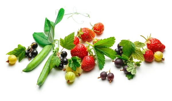 Grosella negra fresca, grosella, fresa y guisantes — Foto de Stock