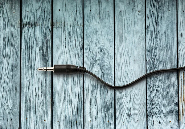 Stecker auf dem Holztisch — Stockfoto