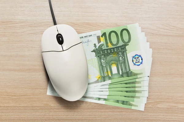 Computer muis en euro bankbiljetten — Stockfoto