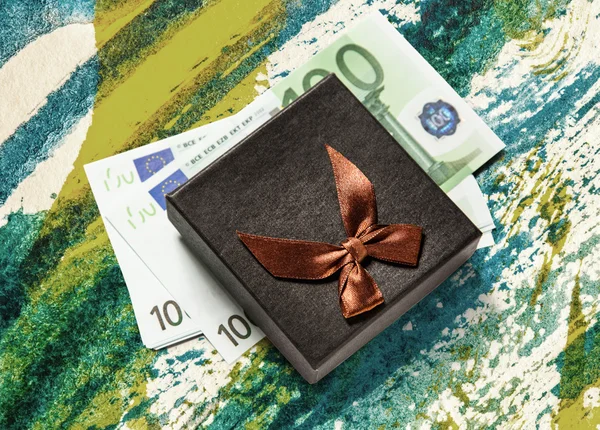 Geschenkdoos met eurobankbiljetten — Stockfoto
