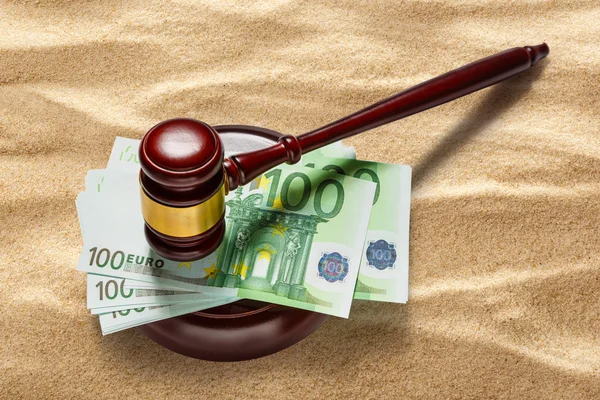 Gavel du juge et cent billets en euros — Photo