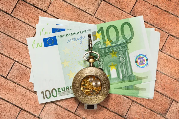 Eurobankbiljetten en vintage pocket watch — Stockfoto