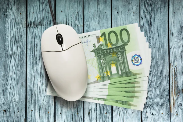 Computer muis en euro bankbiljetten — Stockfoto