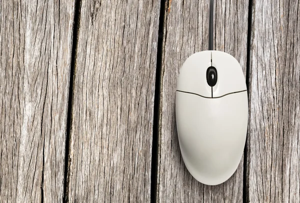 Комп'ютерна миша на дерев'яній текстурі — стокове фото