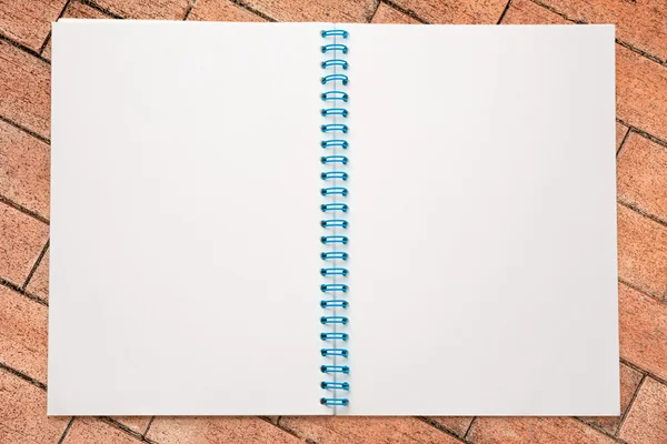 Um caderno em branco aberto — Fotografia de Stock