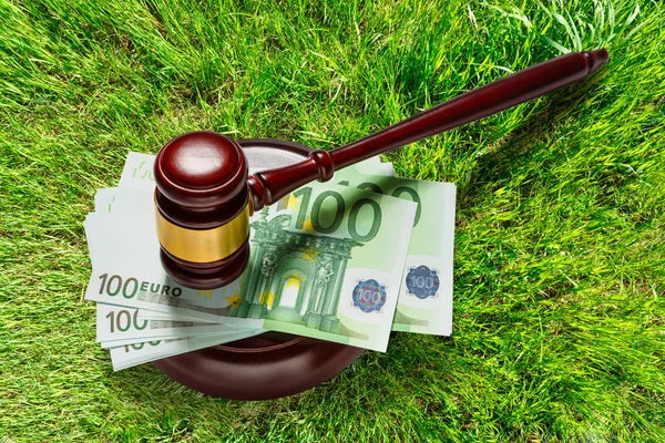 Gavel du juge et cent billets en euros — Photo