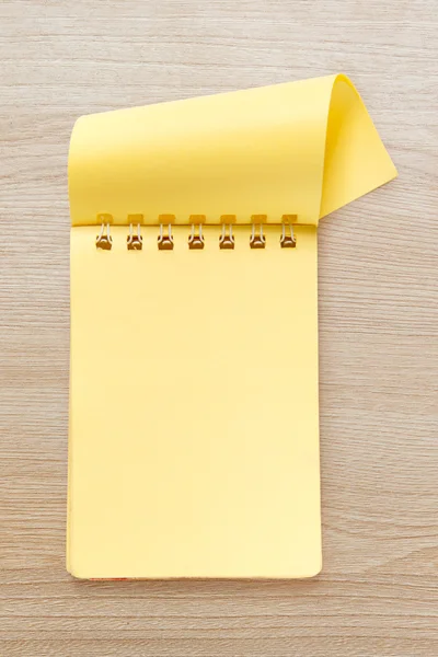Bloc de notas amarillo en blanco — Foto de Stock