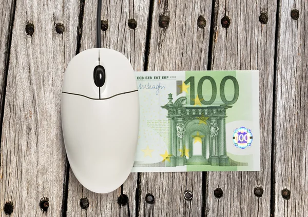 Computer muis en honderd euro biljet — Stockfoto