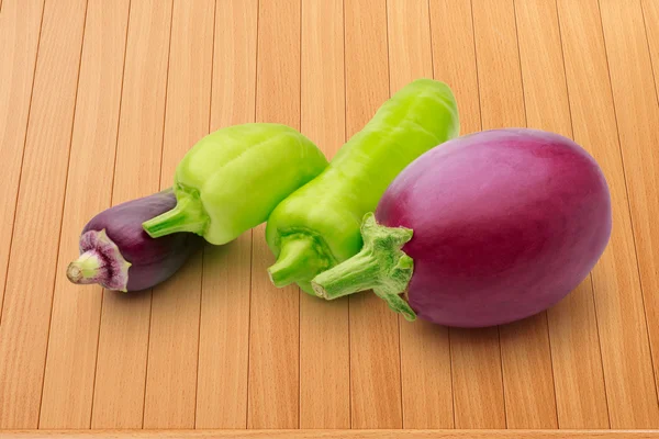 Kırmızı biber biber ve taze patlıcan — Stok fotoğraf