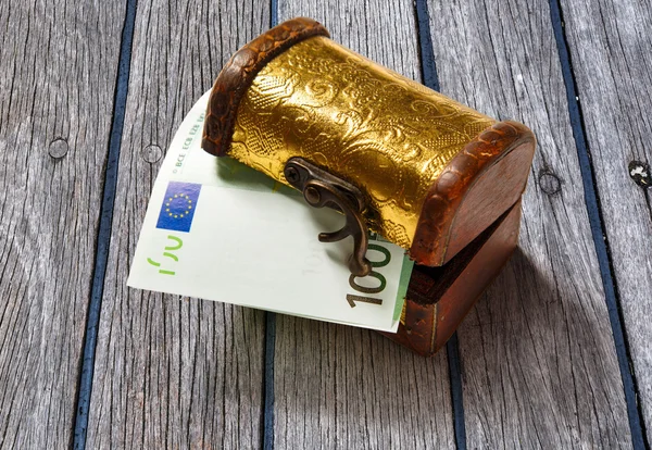 Cassa del tesoro con banconota in euro — Foto Stock