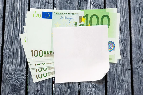 Billetes en euros y papel en blanco —  Fotos de Stock