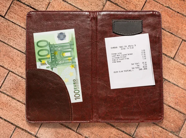 Abrir la carpeta de verificación con billete y euro —  Fotos de Stock