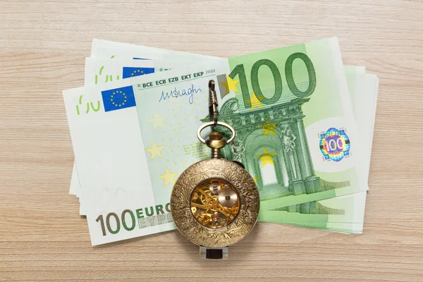 Notas de euro e relógio de bolso vintage — Fotografia de Stock