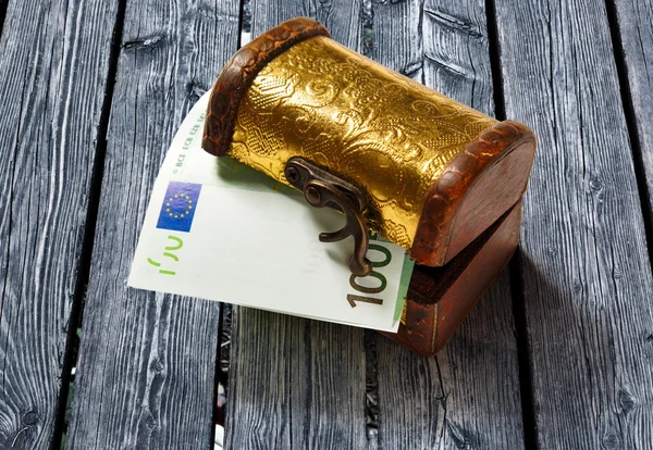 Cassa del tesoro con banconota in euro — Foto Stock