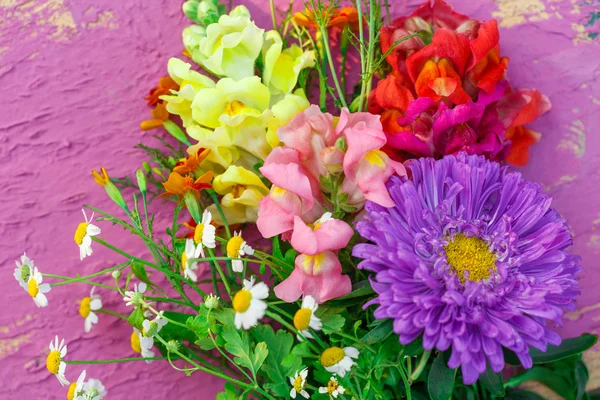 Strauß von Gartenblumen — Stockfoto