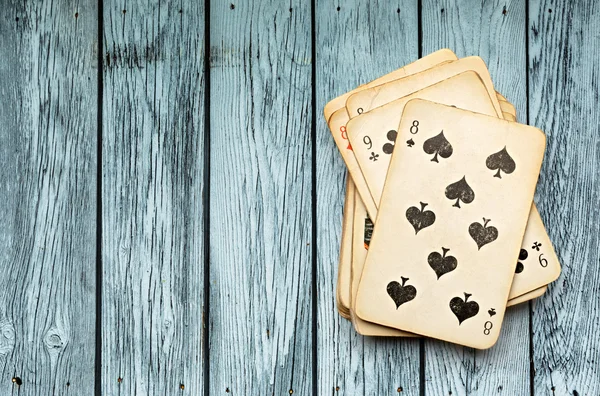 Balíček karet na dřevěný stůl — Stock fotografie