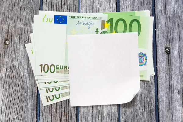 Eurobankbiljetten en blanco papier — Stockfoto