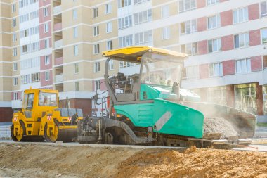 Asfalt yerleştirerek makine