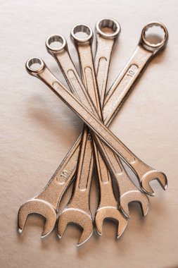 Yeni metalik somun anahtarları kümesi