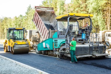 Asfalt yerleştirerek makine