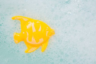 Beyaz köpük banyosu oyuncak balık