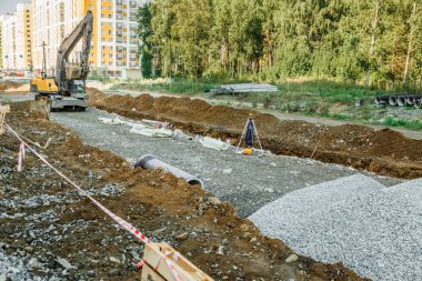 Dışarıda yolda çalışma Ekskavatör