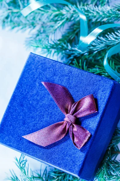 Firtree branch and gift box — Stock Photo, Image