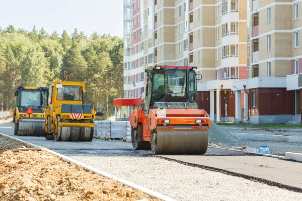 Дорожный каток на дороге — стоковое фото