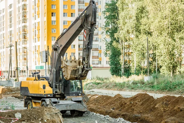 挖掘机工作以外道路上 — 图库照片