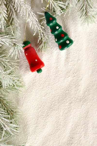 Boże Narodzenie tła ze śniegiem, zabawki — Zdjęcie stockowe