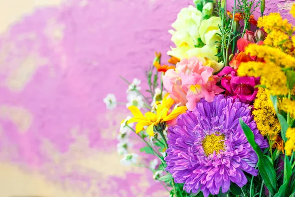 Букет садовых цветов — стоковое фото